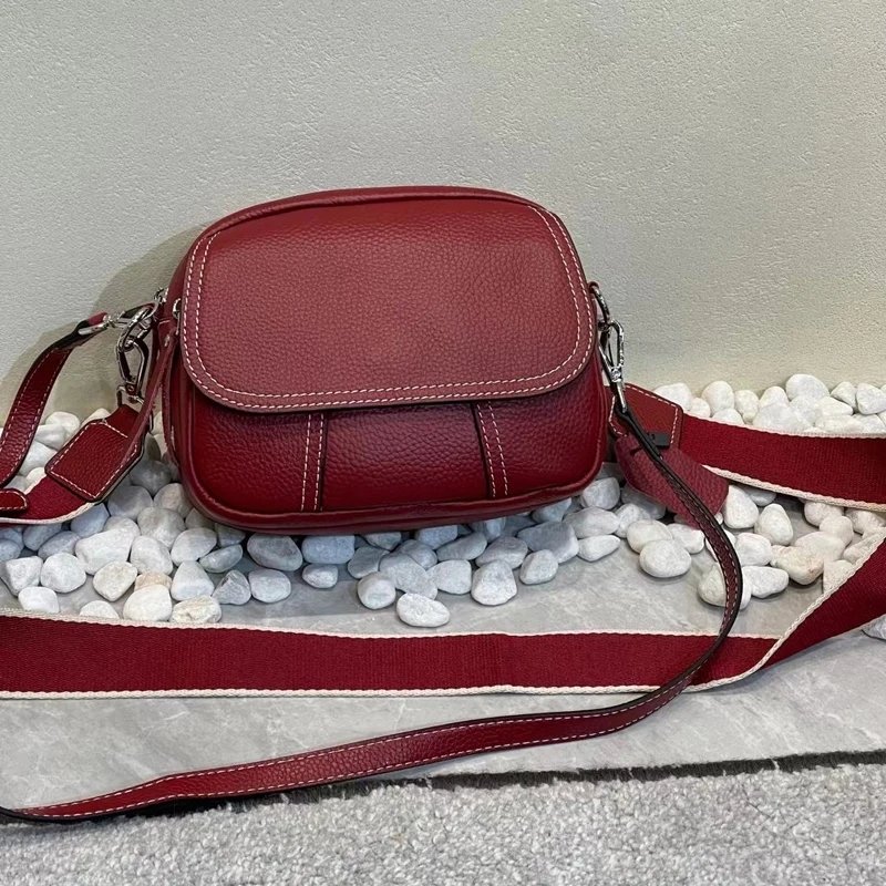 กระเป๋าสะพายข้างหนังวัวแท้ ดีไซน์ Flap เรียบหรู พร้อม 2 สายสะพาย versatile! - Image 6