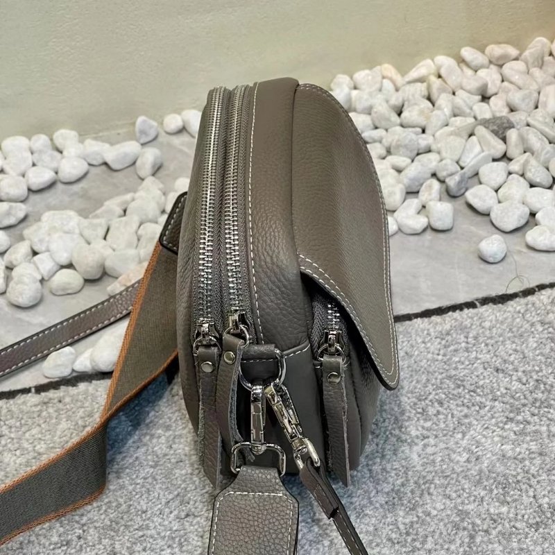 กระเป๋าสะพายข้างหนังวัวแท้ ดีไซน์ Flap เรียบหรู พร้อม 2 สายสะพาย versatile! - Image 5