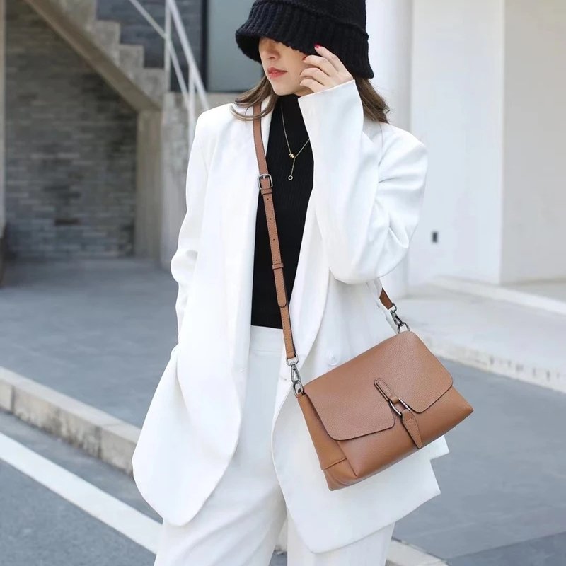 กระเป๋าสะพายข้างหนังวัวแท้ ดีไซน์ Flap ทันสมัย พร้อม 3 ช่องจุของได้เยอะ! - Image 16