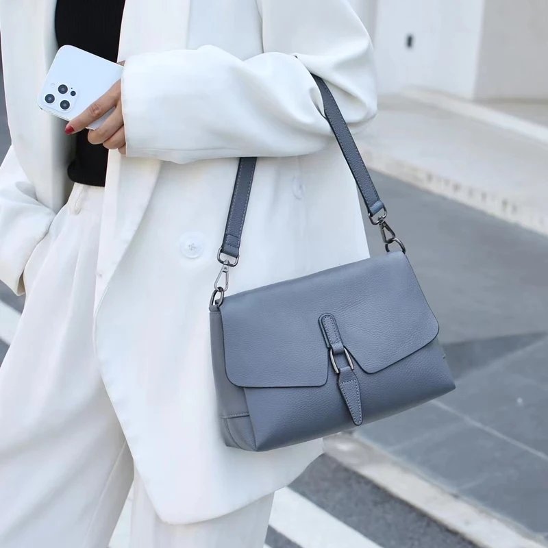 กระเป๋าสะพายข้างหนังวัวแท้ ดีไซน์ Flap ทันสมัย พร้อม 3 ช่องจุของได้เยอะ! - Image 15