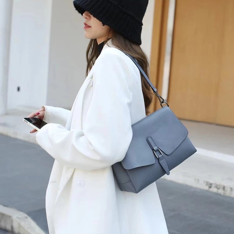 กระเป๋าสะพายข้างหนังวัวแท้ ดีไซน์ Flap ทันสมัย พร้อม 3 ช่องจุของได้เยอะ! - Image 14