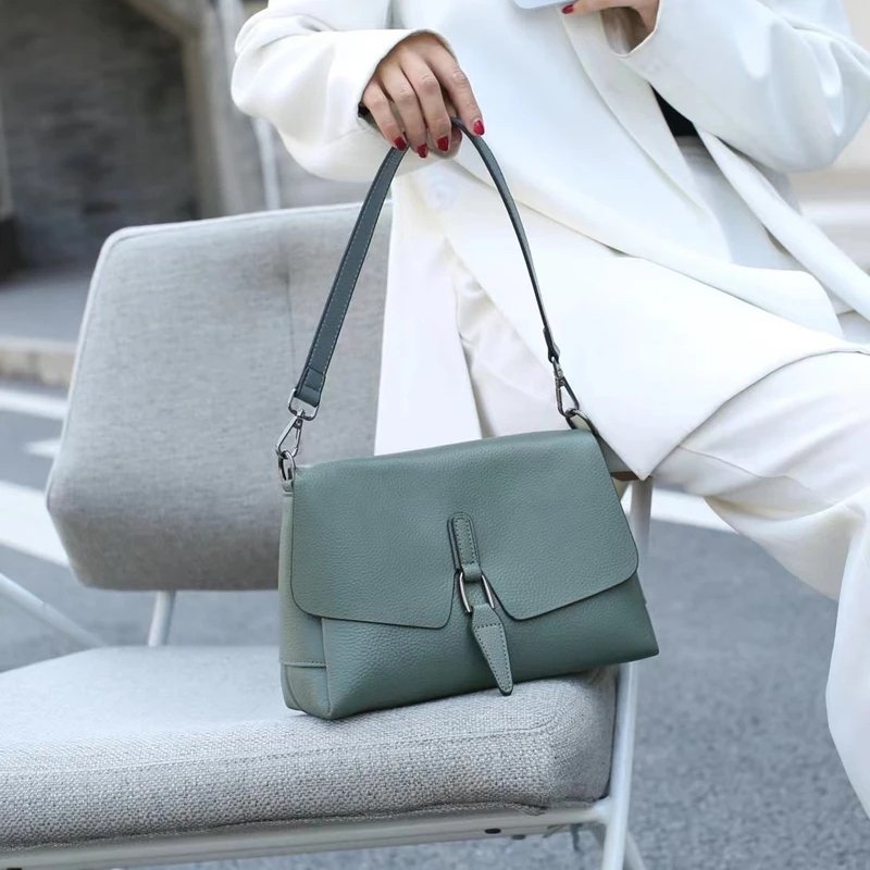 กระเป๋าสะพายข้างหนังวัวแท้ ดีไซน์ Flap ทันสมัย พร้อม 3 ช่องจุของได้เยอะ! - Image 13