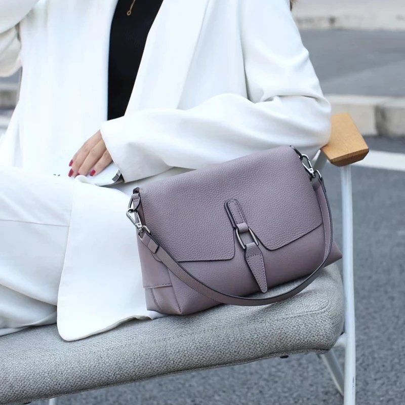 กระเป๋าสะพายข้างหนังวัวแท้ ดีไซน์ Flap ทันสมัย พร้อม 3 ช่องจุของได้เยอะ! - Image 12