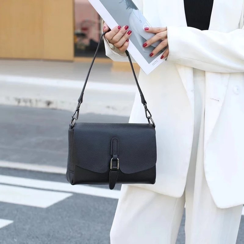 กระเป๋าสะพายข้างหนังวัวแท้ ดีไซน์ Flap ทันสมัย พร้อม 3 ช่องจุของได้เยอะ! - Image 11