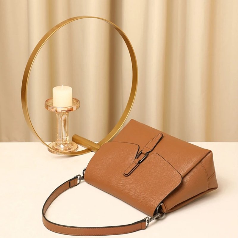 กระเป๋าสะพายข้างหนังวัวแท้ ดีไซน์ Flap ทันสมัย พร้อม 3 ช่องจุของได้เยอะ! - Image 8