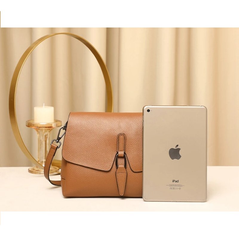 กระเป๋าสะพายข้างหนังวัวแท้ ดีไซน์ Flap ทันสมัย พร้อม 3 ช่องจุของได้เยอะ! - Image 4