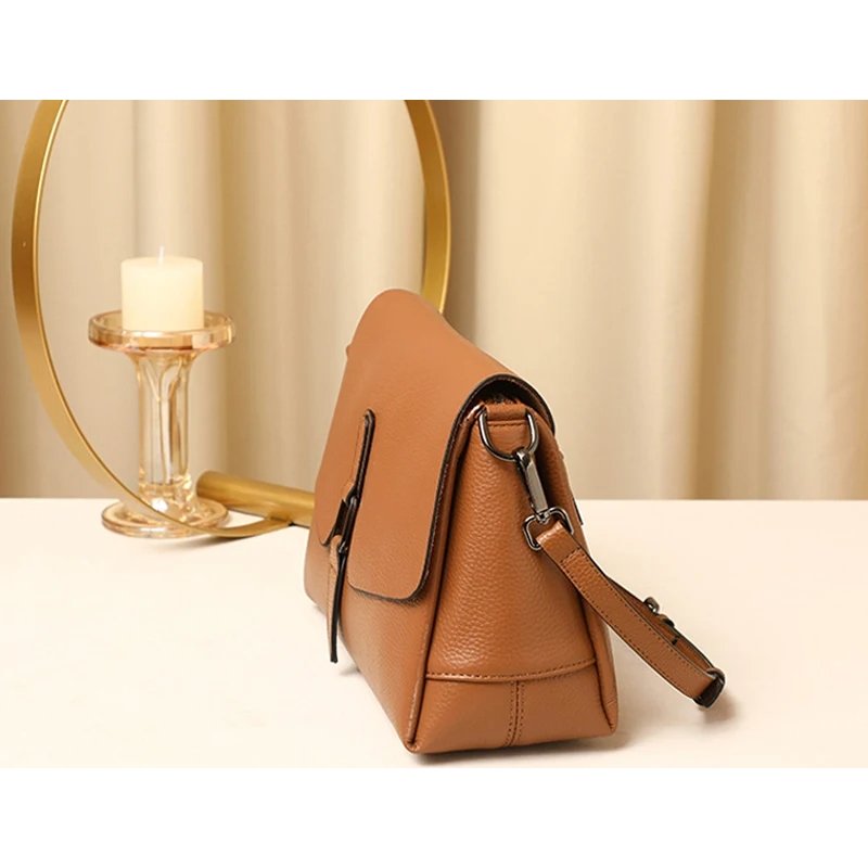 กระเป๋าสะพายข้างหนังวัวแท้ ดีไซน์ Flap ทันสมัย พร้อม 3 ช่องจุของได้เยอะ! - Image 3