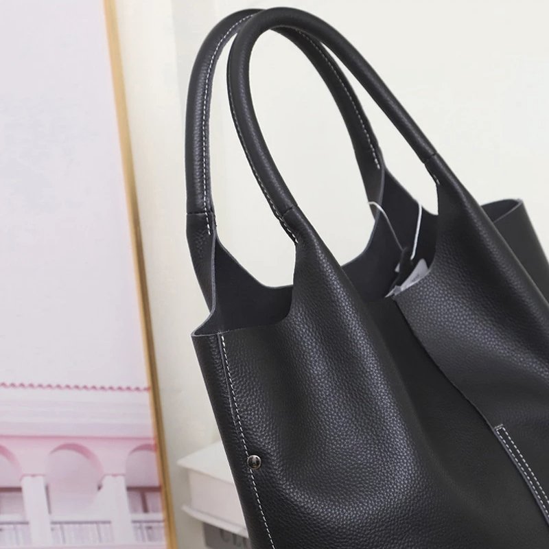 กระเป๋าสะพายหนังวัวแท้ขนาดใหญ่ ดีไซน์สุดเก๋ จุของได้เยอะ เหมาะทุกไลฟ์สไตล์! - Image 8