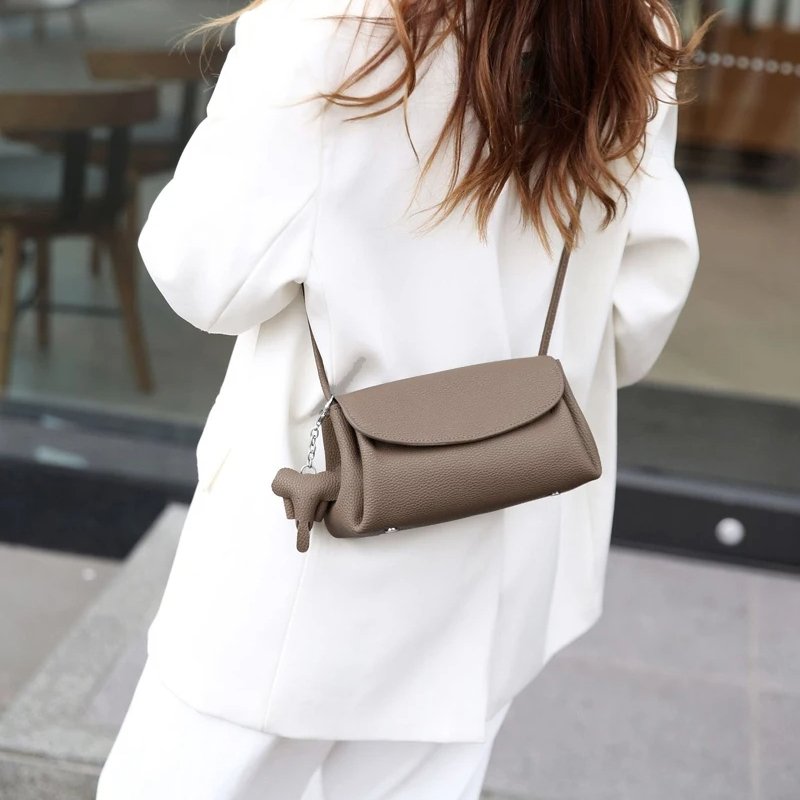 กระเป๋าสะพายข้างหนังวัวแท้ ดีไซน์ Flap สุดเก๋ ขนาดเล็กกะทัดรัด พร้อมลุยทุกวัน! - Image 14