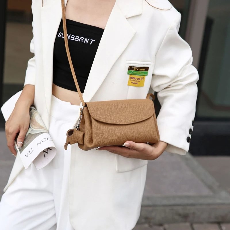 กระเป๋าสะพายข้างหนังวัวแท้ ดีไซน์ Flap สุดเก๋ ขนาดเล็กกะทัดรัด พร้อมลุยทุกวัน! - Image 13