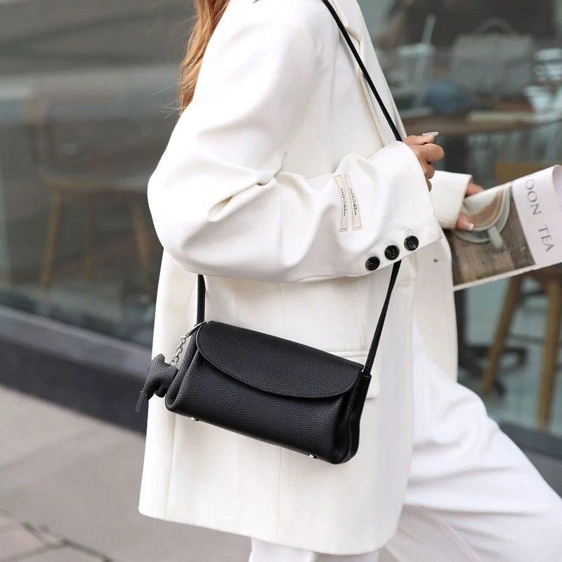 กระเป๋าสะพายข้างหนังวัวแท้ ดีไซน์ Flap สุดเก๋ ขนาดเล็กกะทัดรัด พร้อมลุยทุกวัน! - Image 10