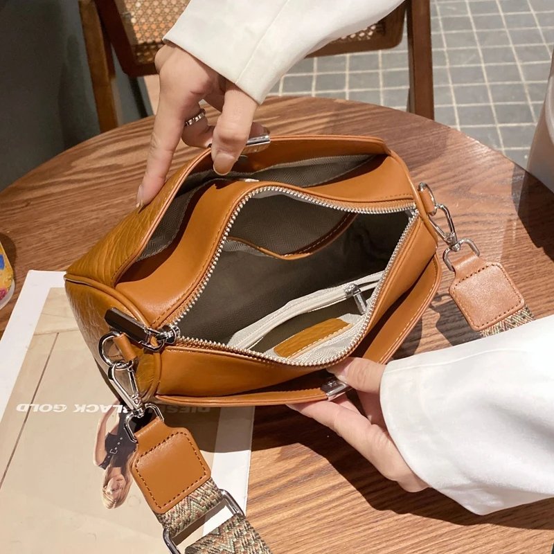 กระเป๋าสะพายข้างหนังวัวแท้ ทรง Barrel ดีไซน์เก๋ไก๋ พร้อม 2 สายจุของได้เยอะ! - Image 16