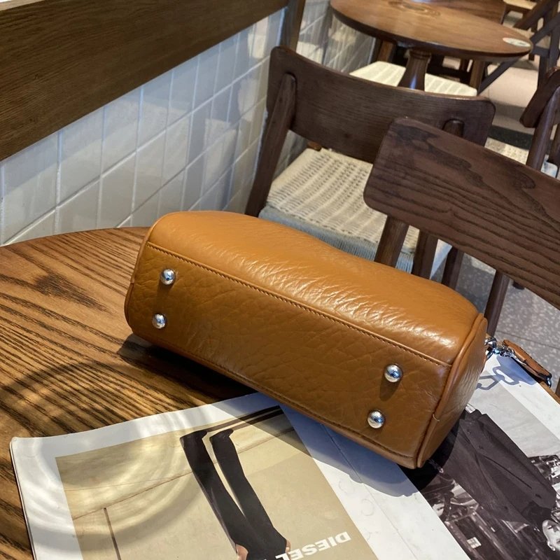 กระเป๋าสะพายข้างหนังวัวแท้ ทรง Barrel ดีไซน์เก๋ไก๋ พร้อม 2 สายจุของได้เยอะ! - Image 15