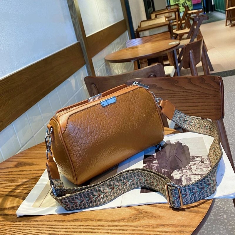 กระเป๋าสะพายข้างหนังวัวแท้ ทรง Barrel ดีไซน์เก๋ไก๋ พร้อม 2 สายจุของได้เยอะ! - Image 14