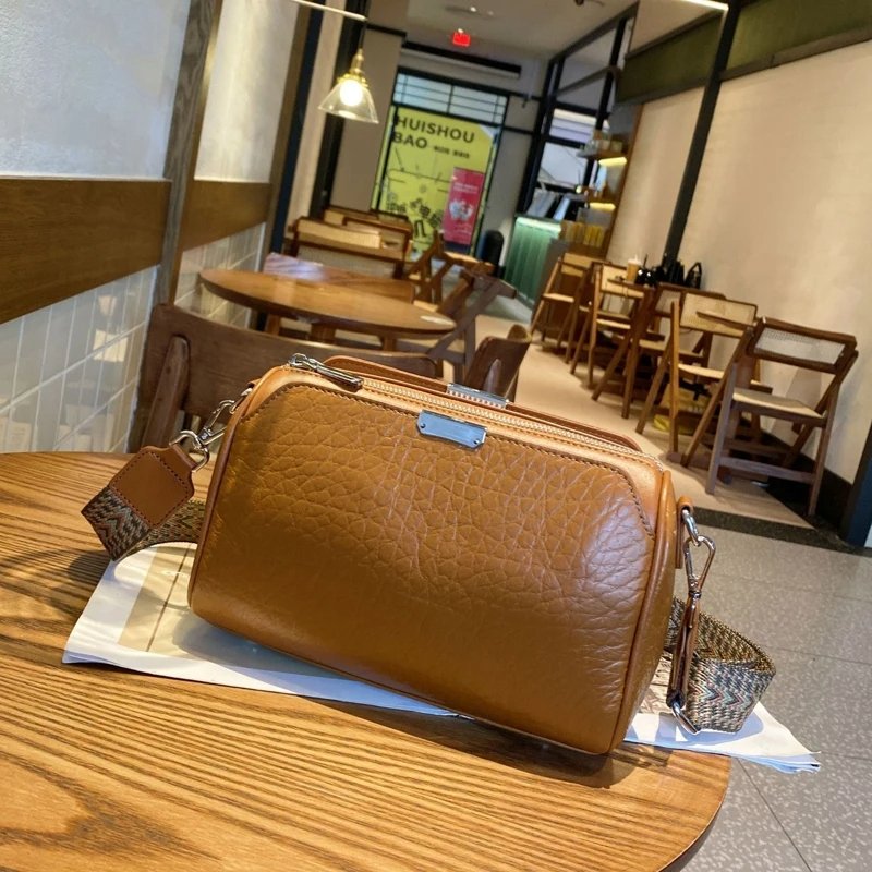 กระเป๋าสะพายข้างหนังวัวแท้ ทรง Barrel ดีไซน์เก๋ไก๋ พร้อม 2 สายจุของได้เยอะ! - Image 13