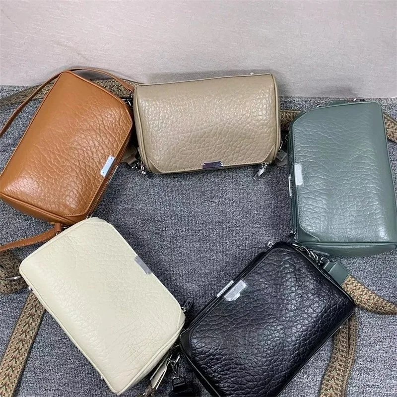 กระเป๋าสะพายข้างหนังวัวแท้ ทรง Barrel ดีไซน์เก๋ไก๋ พร้อม 2 สายจุของได้เยอะ! - Image 12