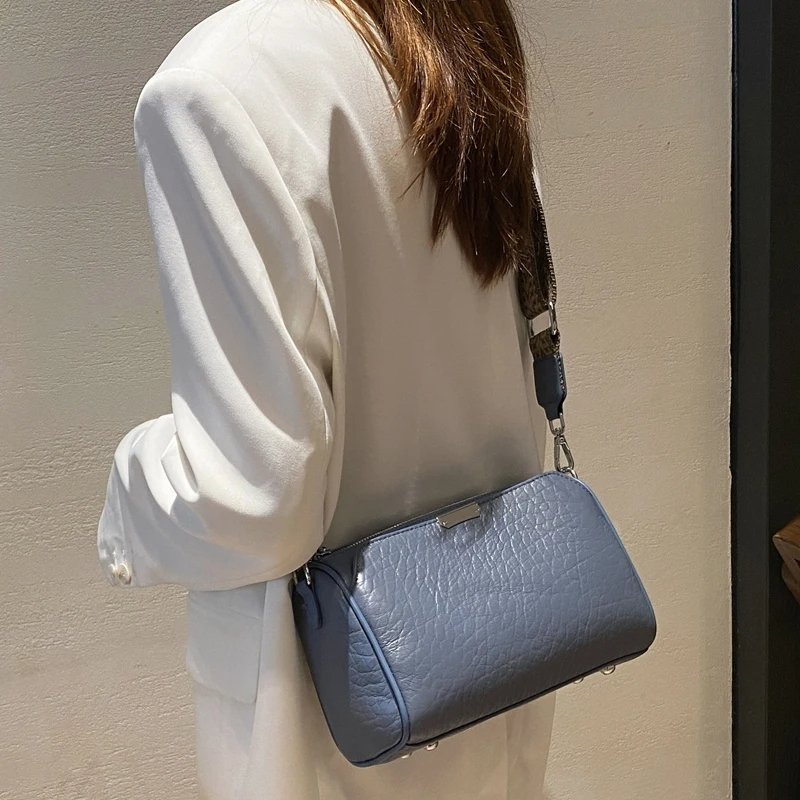 กระเป๋าสะพายข้างหนังวัวแท้ ทรง Barrel ดีไซน์เก๋ไก๋ พร้อม 2 สายจุของได้เยอะ! - Image 11