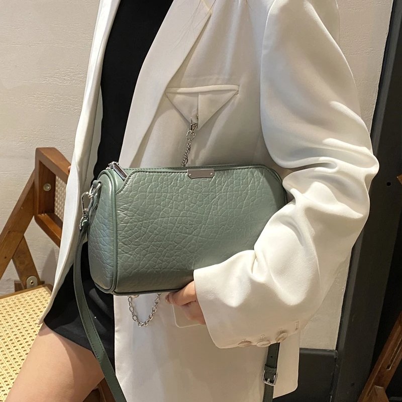 กระเป๋าสะพายข้างหนังวัวแท้ ทรง Barrel ดีไซน์เก๋ไก๋ พร้อม 2 สายจุของได้เยอะ! - Image 10