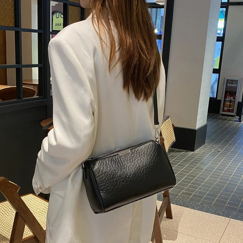 กระเป๋าสะพายข้างหนังวัวแท้ ทรง Barrel ดีไซน์เก๋ไก๋ พร้อม 2 สายจุของได้เยอะ! - Image 8