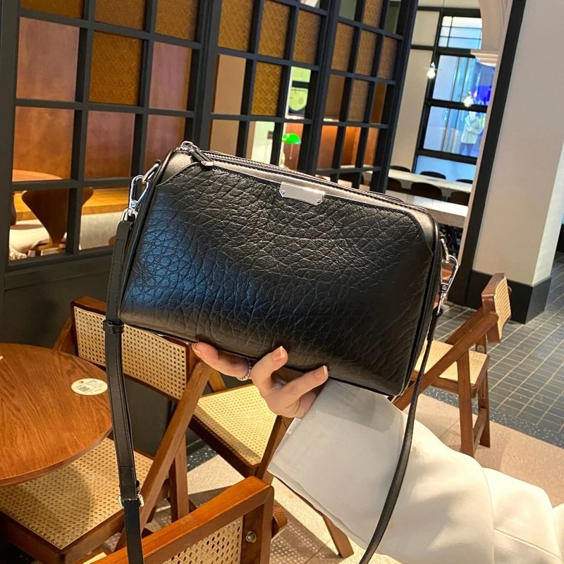 กระเป๋าสะพายข้างหนังวัวแท้ ทรง Barrel ดีไซน์เก๋ไก๋ พร้อม 2 สายจุของได้เยอะ! - Image 7