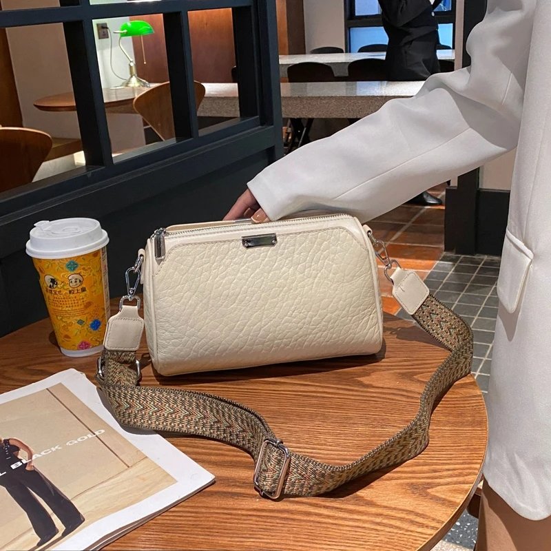 กระเป๋าสะพายข้างหนังวัวแท้ ทรง Barrel ดีไซน์เก๋ไก๋ พร้อม 2 สายจุของได้เยอะ! - Image 6