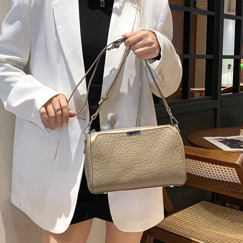 กระเป๋าสะพายข้างหนังวัวแท้ ทรง Barrel ดีไซน์เก๋ไก๋ พร้อม 2 สายจุของได้เยอะ! - Image 4