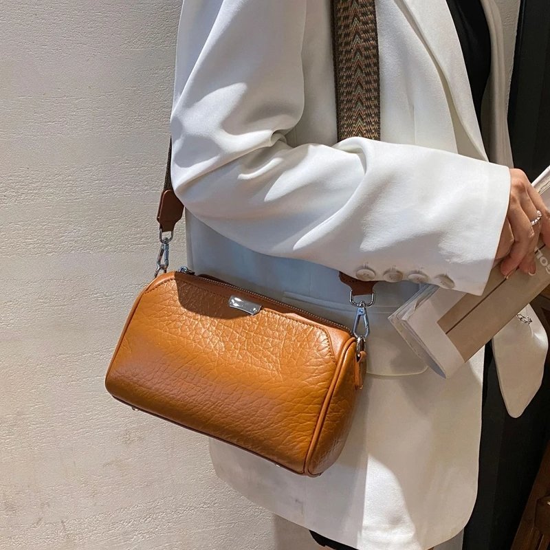 กระเป๋าสะพายข้างหนังวัวแท้ ทรง Barrel ดีไซน์เก๋ไก๋ พร้อม 2 สายจุของได้เยอะ! - Image 2