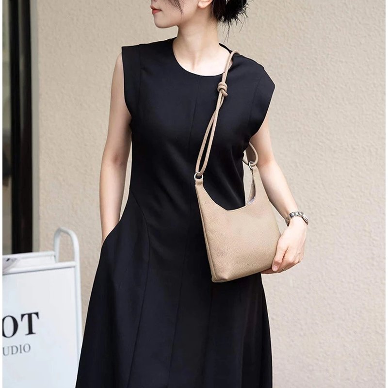 กระเป๋าสะพายข้างหนังวัวแท้ Hobo ลายตาราง ดีไซน์น่ารัก พกพาสะดวก! - Image 16