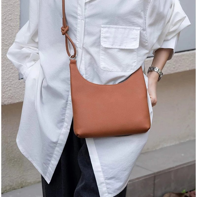 กระเป๋าสะพายข้างหนังวัวแท้ Hobo ลายตาราง ดีไซน์น่ารัก พกพาสะดวก! - Image 17