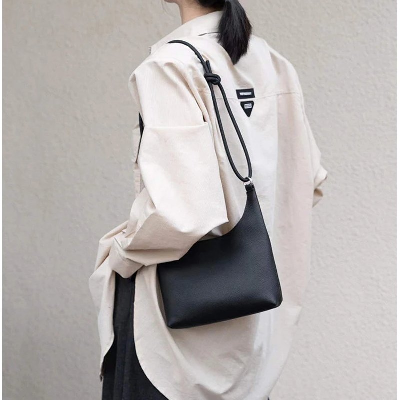 กระเป๋าสะพายข้างหนังวัวแท้ Hobo ลายตาราง ดีไซน์น่ารัก พกพาสะดวก! - Image 15