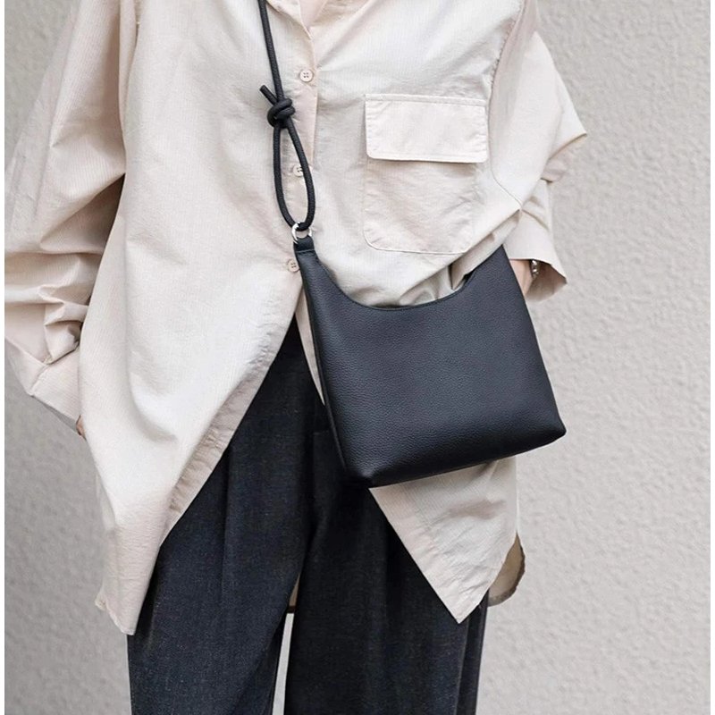 กระเป๋าสะพายข้างหนังวัวแท้ Hobo ลายตาราง ดีไซน์น่ารัก พกพาสะดวก! - Image 14