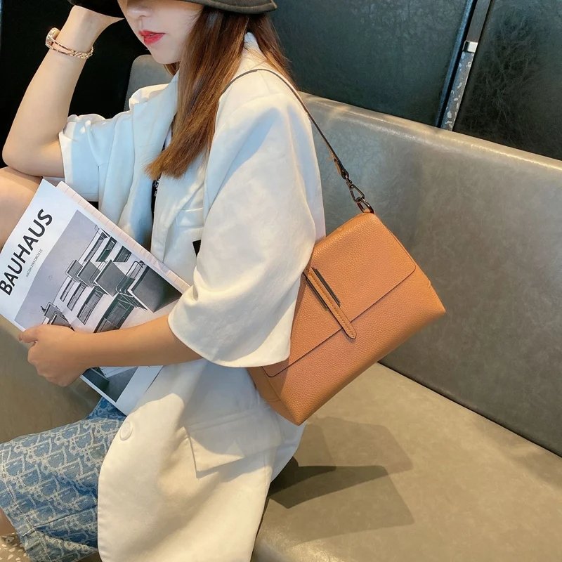 กระเป๋าสะพายข้างหนังวัวแท้ ดีไซน์ Flap ทันสมัย พร้อม 3 ช่องจุของ! - Image 9