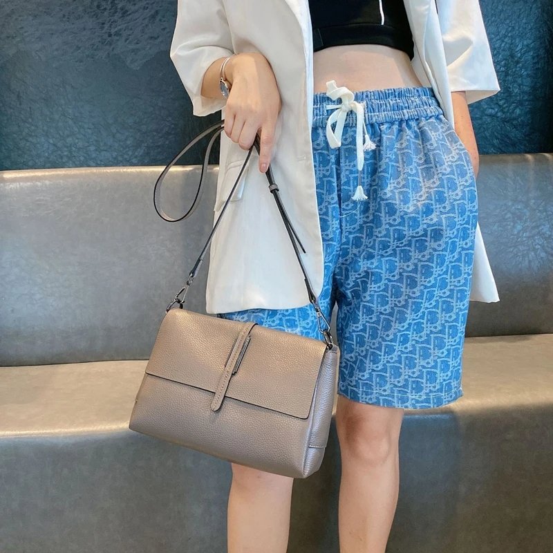 กระเป๋าสะพายข้างหนังวัวแท้ ดีไซน์ Flap ทันสมัย พร้อม 3 ช่องจุของ! - Image 18