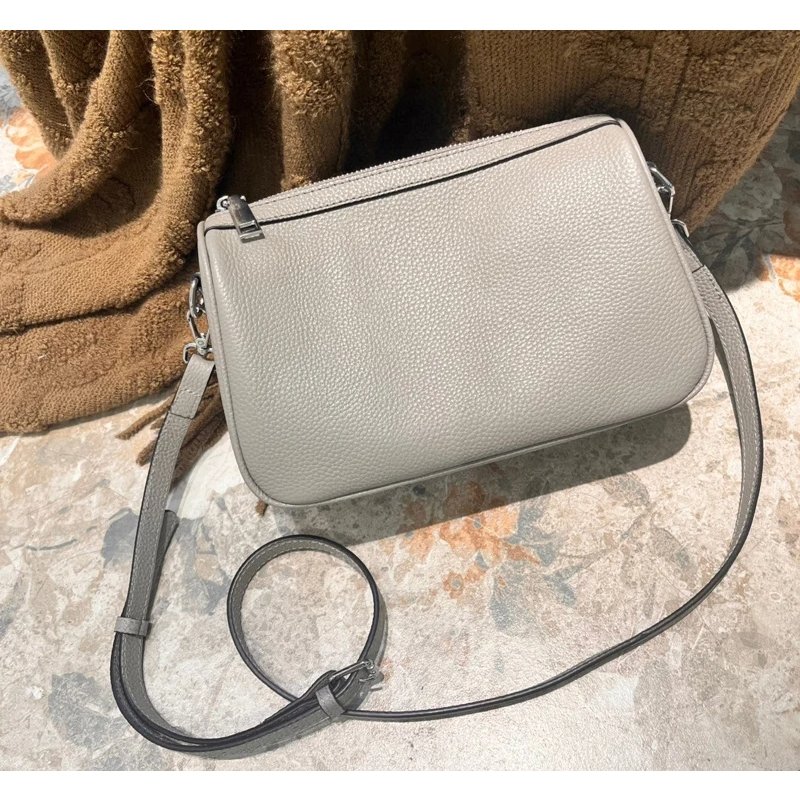 กระเป๋าสะพายข้างหนังวัวแท้ ทรง Barrel ดีไซน์เก๋ไก๋ มอบลุคไม่ซ้ำใคร! - Image 9