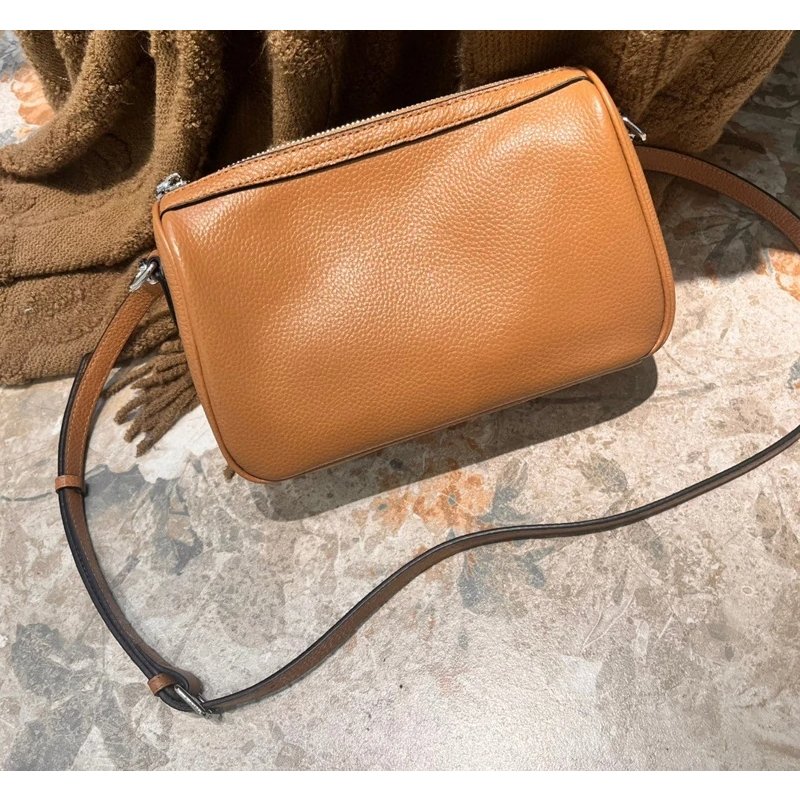 กระเป๋าสะพายข้างหนังวัวแท้ ทรง Barrel ดีไซน์เก๋ไก๋ มอบลุคไม่ซ้ำใคร! - Image 8