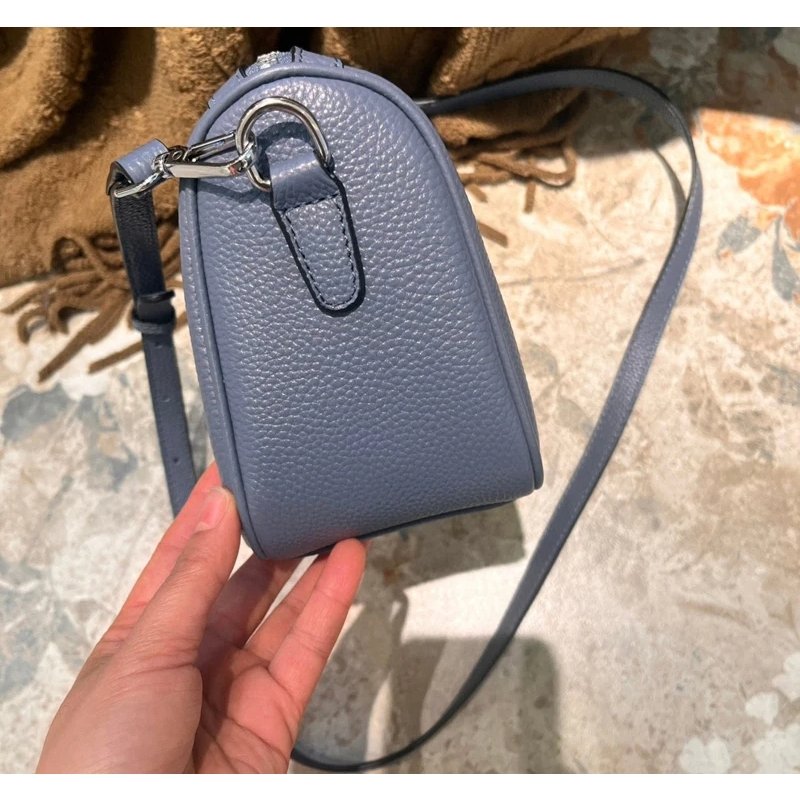 กระเป๋าสะพายข้างหนังวัวแท้ ทรง Barrel ดีไซน์เก๋ไก๋ มอบลุคไม่ซ้ำใคร! - Image 7