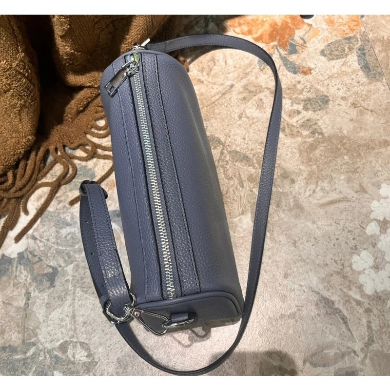 กระเป๋าสะพายข้างหนังวัวแท้ ทรง Barrel ดีไซน์เก๋ไก๋ มอบลุคไม่ซ้ำใคร! - Image 6