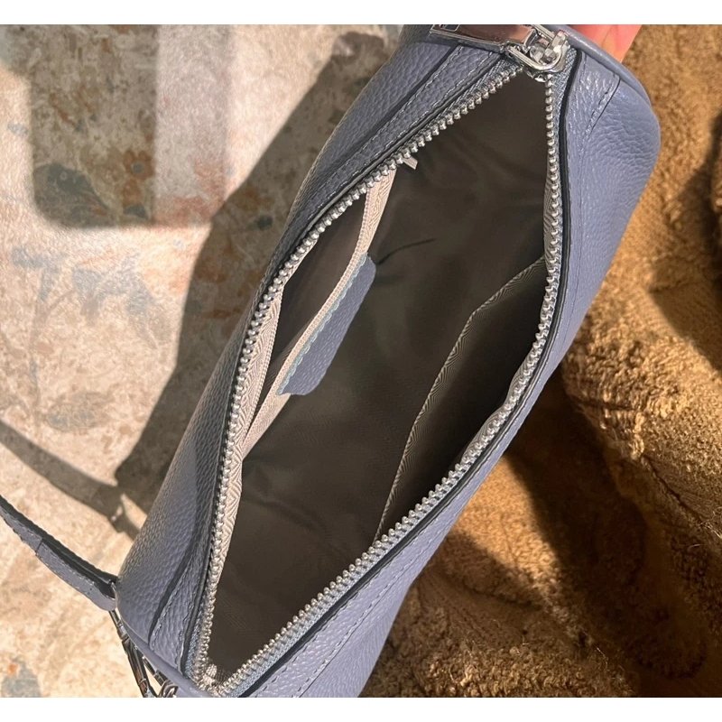 กระเป๋าสะพายข้างหนังวัวแท้ ทรง Barrel ดีไซน์เก๋ไก๋ มอบลุคไม่ซ้ำใคร! - Image 5