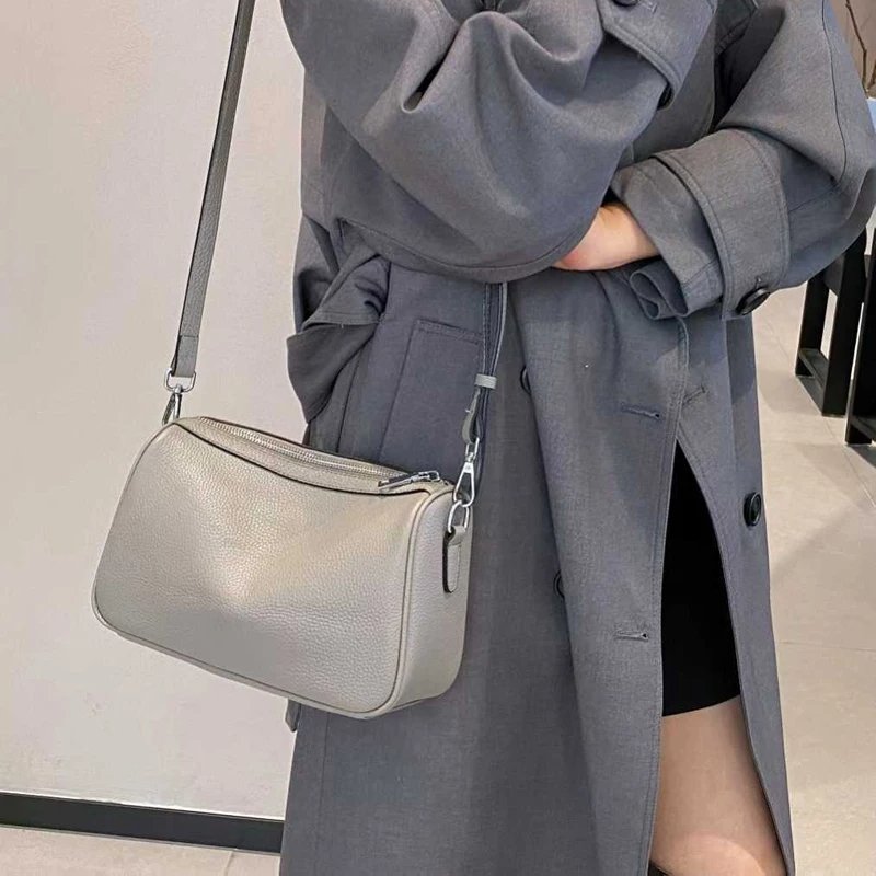 กระเป๋าสะพายข้างหนังวัวแท้ ทรง Barrel ดีไซน์เก๋ไก๋ มอบลุคไม่ซ้ำใคร! - Image 4