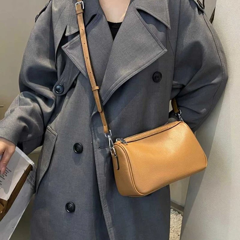 กระเป๋าสะพายข้างหนังวัวแท้ ทรง Barrel ดีไซน์เก๋ไก๋ มอบลุคไม่ซ้ำใคร! - Image 3