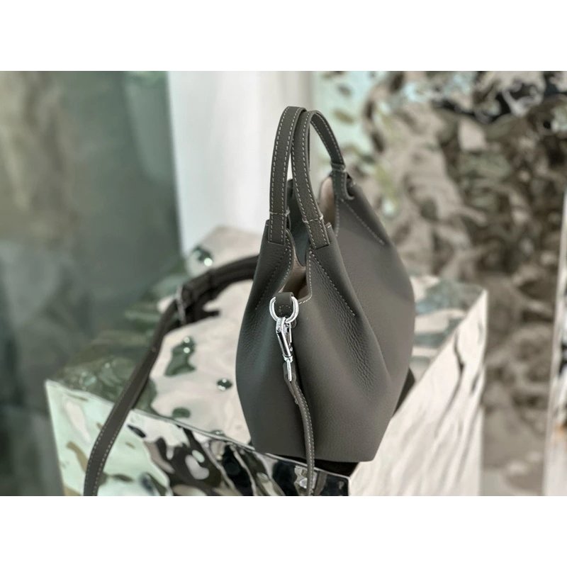 กระเป๋าสะพายข้างหนังวัวแท้ ทรง Saddle ดีไซน์คลาสสิก หรูหราเหนือกาลเวลา! - Image 16