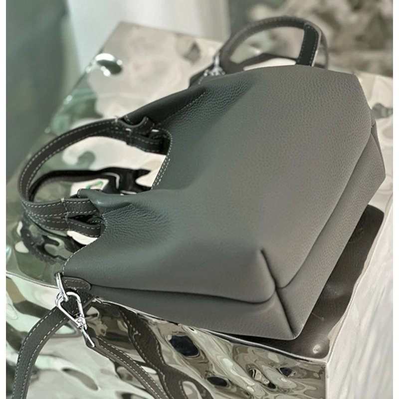 กระเป๋าสะพายข้างหนังวัวแท้ ทรง Saddle ดีไซน์คลาสสิก หรูหราเหนือกาลเวลา! - Image 9