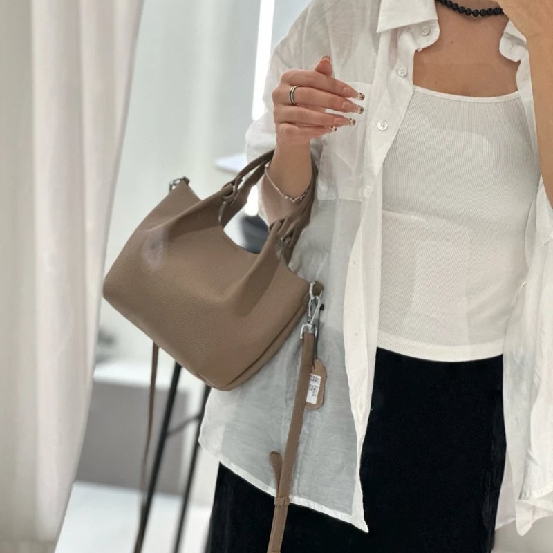 กระเป๋าสะพายข้างหนังวัวแท้ ทรง Saddle ดีไซน์คลาสสิก หรูหราเหนือกาลเวลา! - Image 8