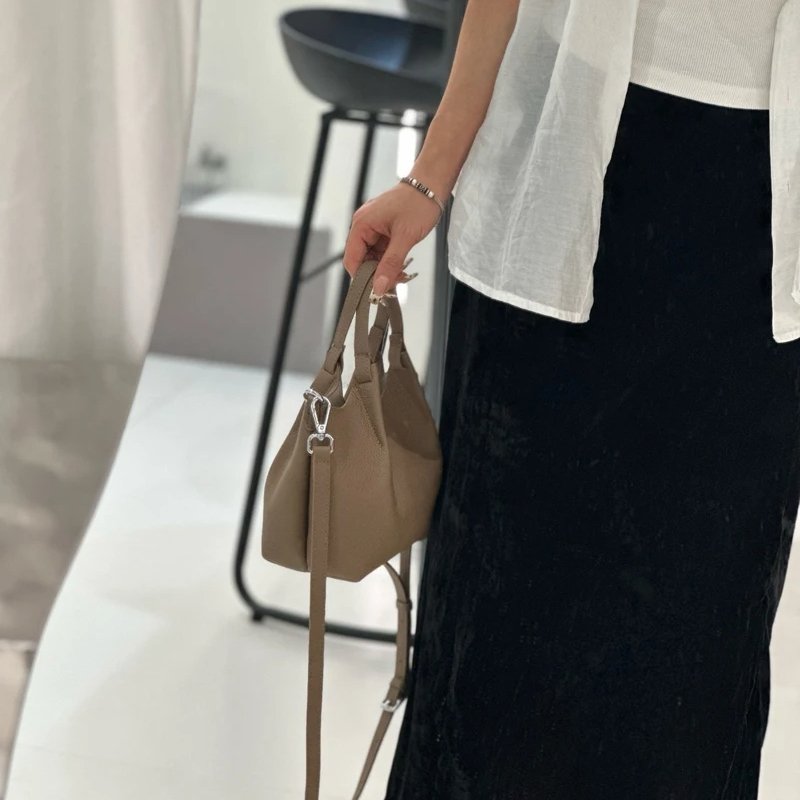 กระเป๋าสะพายข้างหนังวัวแท้ ทรง Saddle ดีไซน์คลาสสิก หรูหราเหนือกาลเวลา! - Image 7