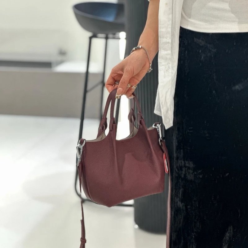 กระเป๋าสะพายข้างหนังวัวแท้ ทรง Saddle ดีไซน์คลาสสิก หรูหราเหนือกาลเวลา! - Image 6