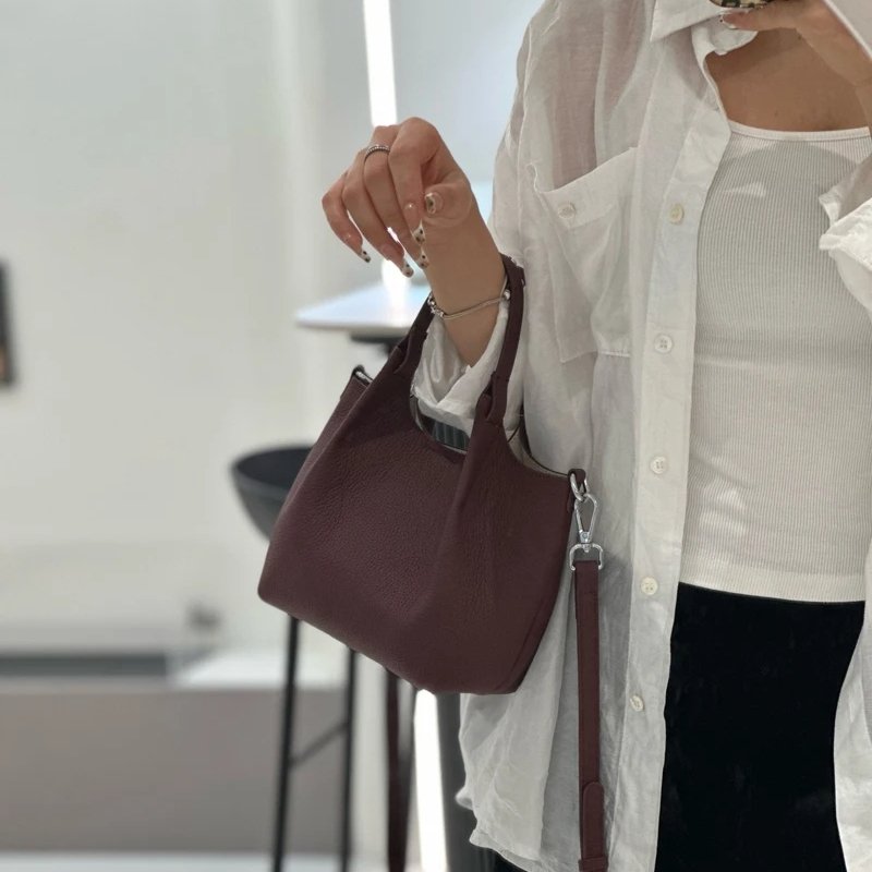 กระเป๋าสะพายข้างหนังวัวแท้ ทรง Saddle ดีไซน์คลาสสิก หรูหราเหนือกาลเวลา! - Image 5