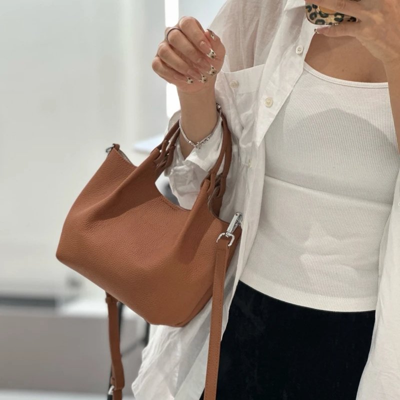 กระเป๋าสะพายข้างหนังวัวแท้ ทรง Saddle ดีไซน์คลาสสิก หรูหราเหนือกาลเวลา! - Image 4