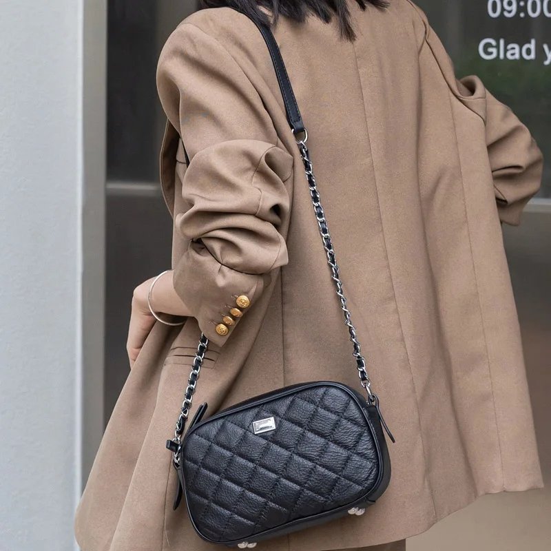 กระเป๋าสะพายไหล่หนังวัวแท้ลายสก๊อต ดีไซน์เก๋ มอบลุคทันสมัยไม่ซ้ำใคร! - Image 11