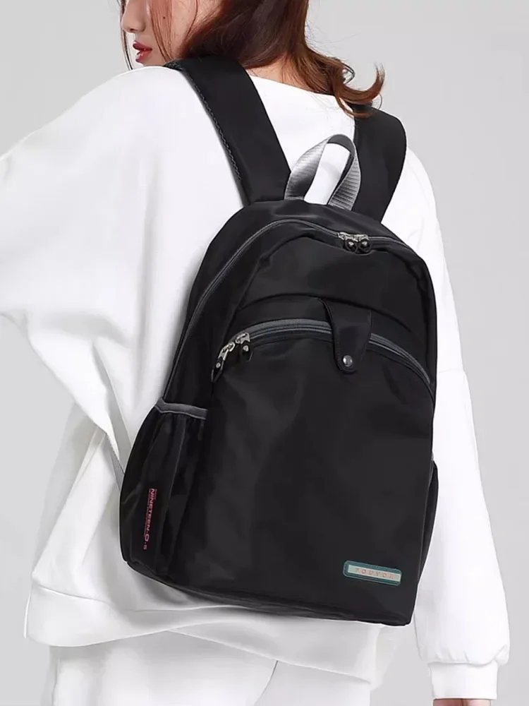 กระเป๋าเป้สะพายหลังดีไซน์ทันสมัย ตอบโจทย์ทุกการเดินทางและการใช้ชีวิตประจำวัน ด้วยฟังก์ชันกันน้ำและช่องเก็บของที่ครบครัน มอบความสะดวกสบายและปลอดภัยให้คุณ - Image 4
