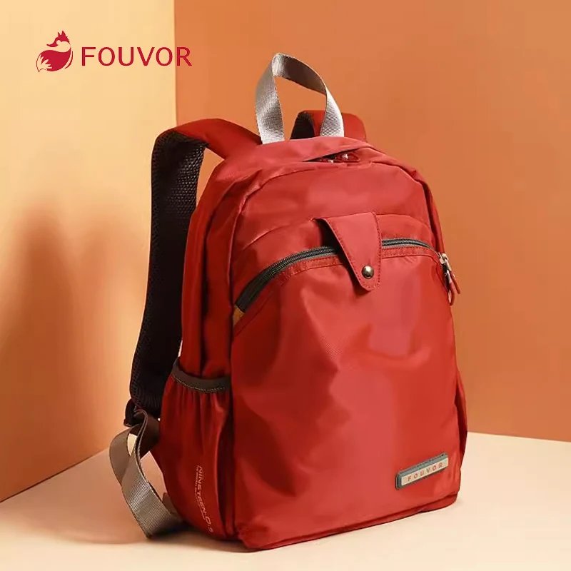 กระเป๋าเป้สะพายหลังดีไซน์ทันสมัย ตอบโจทย์ทุกการเดินทางและการใช้ชีวิตประจำวัน ด้วยฟังก์ชันกันน้ำและช่องเก็บของที่ครบครัน มอบความสะดวกสบายและปลอดภัยให้คุณ